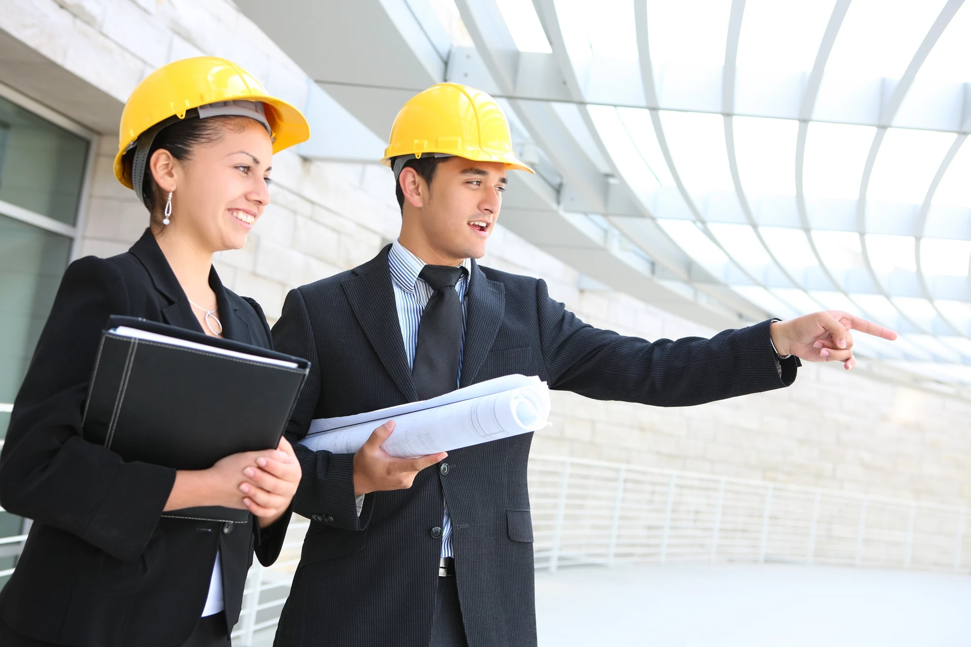 Due professionisti in cantiere esaminano il progetto
